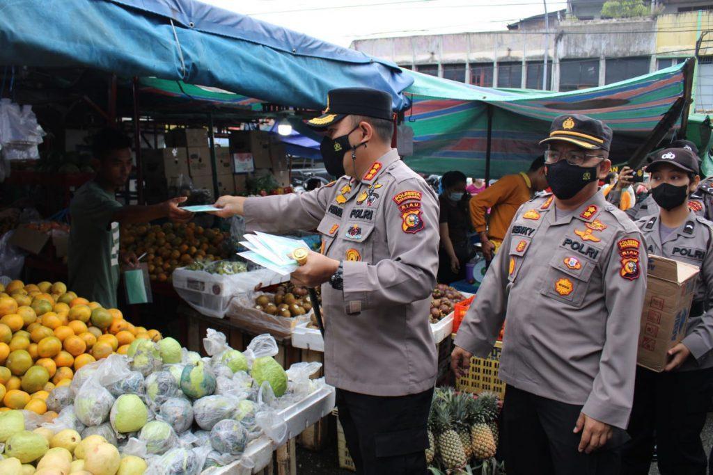 Kapolresta Pekanbaru Bagikan Masker Di Pasar Sago