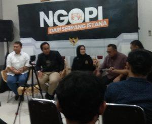 Diskusi publik dari sebrang Istana secara luring