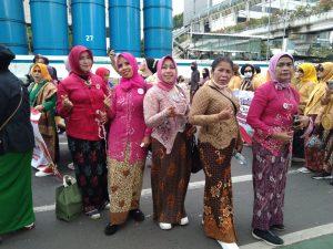 KEBAYA ADALAH SIMBOL IDENTITAS PEREMPUAN INDONESIA SAAT PARADE DILAKSANAKAN