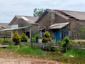 Akibat Hujan dan hantaman angin Empat atap rumah masyarakat Sungai Cambai rusak