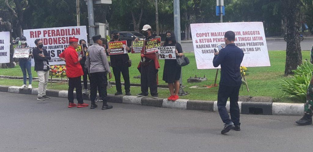 Sejumlah Aktivis KPA Geruduk Mahkamah Agung, Ada Apa ?
