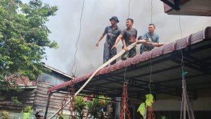 Gerak Cepat Tim Damkar Lanal Simeulue Turut Padamkan Kebakaran di Simeulue