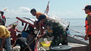 Prajurit Pos TNI AL Singkil Selamatkan Penumpang Kapal Karam di Perairan Muara Singkil