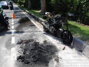 Kendaraan Sepeda Motor Jenis Yamaha R15 Di Pinggir Tol Keluar Meruya Utara
