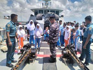 Tumbuhkan Jiwa Kebaharian Sejak Dini, Lanal Bintan Kenalkan Kapal Perang Kepada Siswa SD Hang Tuah Tanjungpinang