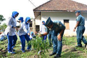 Panen Perdana Cabai Hijau di Kebun Ketahanan Pangan Spotmar Lanal Sabang