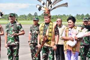 Danlantamal XII Dampingi Panglima TNI Tinjau Lokasi Satgas Pamtas di Jagoi Babang