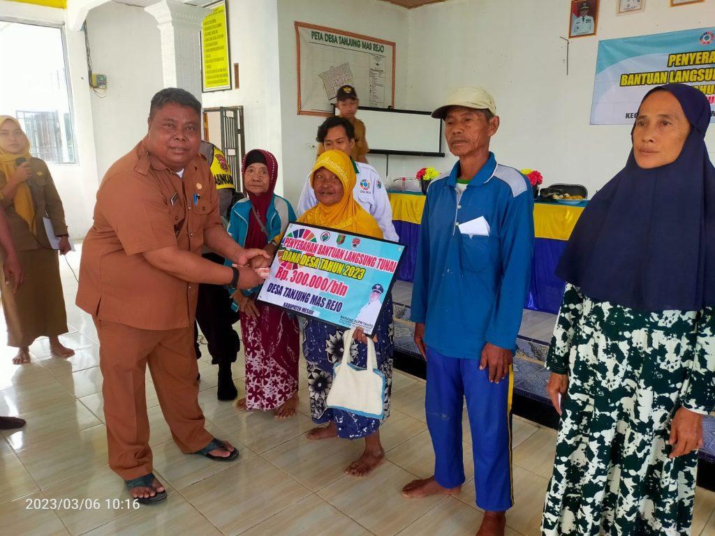 33 KPM Masyarakat Desa Tanjung Mas Rejo menerima uang Tunai BLT DD