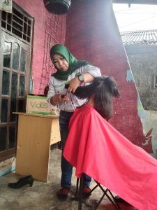 Habibah,Bacaleg PBB Gelar Gunting Rambut Gratis Di Cilincing Jakarta Utara