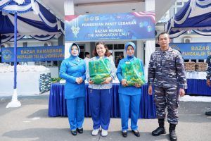 Lanal Lhokseumawe Serahkan Paket Lebaran Kepada Masyarakat dan Prajurit Lanal Lhokseumawe