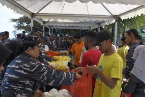 Bantu Masyarakat Sambut Idul Fitri, Lanal Tarempa dan BNI Kolaborasi Gelar Bazar Murah Sembako