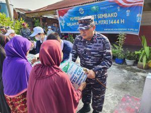 Lantamal I Salurkan Sembako Kepada Warga Pesisir Belawan