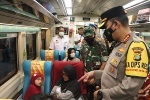 Pastikan Keamanan Pemudik H-4, Kapolres Metro Jakarta Pusat Tinjau Stasiun Gambir