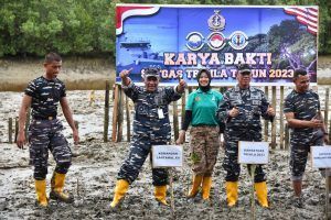 Lantamal XII Bersama Satgas Operasi Trisila 2023 Tanam Mangrove di Desa Sungai Bakau Besar Laut