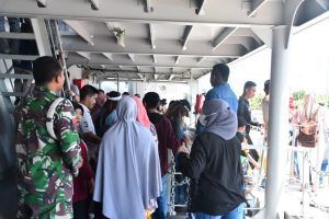 Masyarakat Kalimantan Barat Antusias Berswafoto di Kapal Perang Republik Indonesia