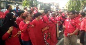 Kembang Latar Se DKI Jakarta ikutin aksi damai,  didepan Pengadilan Negeri Kota Tangerang