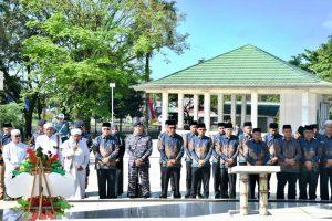 Komandan Lanal Banjarmasin Mendampingi Bupati Hulu Sungai Selatan Laksanakan Ziarah Ke Makam Pahlawan Nasional Hasan Basry