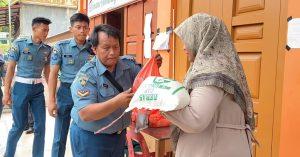 Dorong Penurunan Angka Stunting Di Kota Sabang, Lanal Sabang Selaku Bapak Asuh Anak Stunting Wilayah Balohan Serahkan Tali Asih