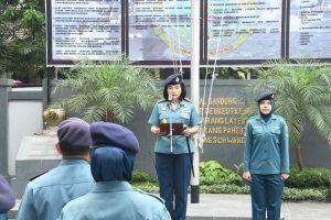 Komandan Lanal Bandung Pimpin Upacara Bendera dan Jam Komandan di Mako Lanal Bandung