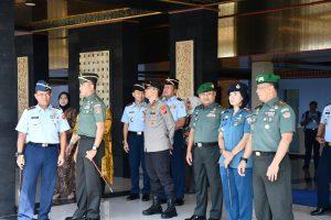 Komandan Lanal Bandung Sambut Kedatangan Panglima TNI di Lanud Husein Sastra Negara Bandung