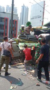 Porsonil Polsek Palmerah Sigab Membantu Kernet Tronton Kecelakaan di Jalan Tomang