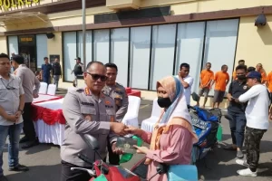 Kapolres Jakarta utara mengembalikan sepeda motor warga yang di Curi Pencuri