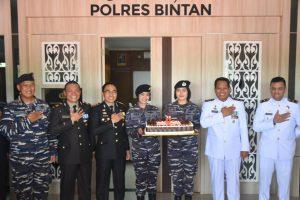 Sinergitas TNI-Polri, Lanal Bintan Beri Kejutan Polres Bintan Dalam Rangka HUT Bhayangkara Ke-77 Tahun 2023