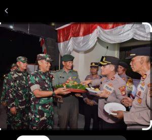 UCAPAN SELAMAT HARI BHAYANGKARA  KE 77 POLSEK CENGKARENG MENDAPATKAN SURPRISE DARI DANRAMIL 04 CENGKARENG BARAT