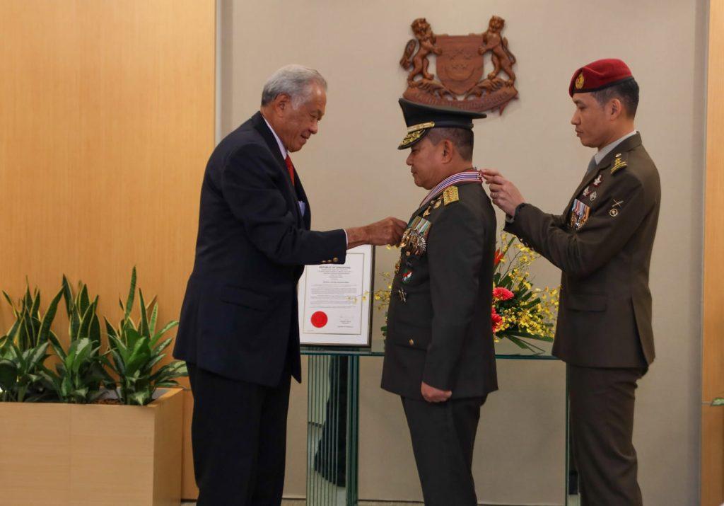 Kasad Terima Penghargaan Medali Militer Kehormatan Singapura