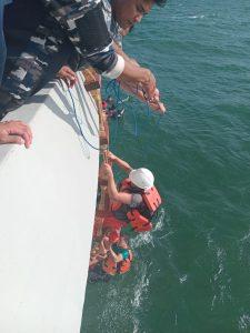 KRI Escolar-871 Dengan Sigap Evakuasi ABK SPOB Ratu Yamani Yang Mengalami Kebakaran di Perairan Tabaneo Kalsel