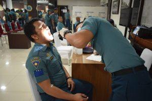 Deteksi Dini Kesehatan, Prajurit dan PNS Lanal Palembang Laksanakan Urikkes