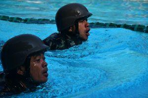 Tingkatkan Kemampuan, Prajurit Lanal Bandung Laksanakan Latihan Renang Militer
