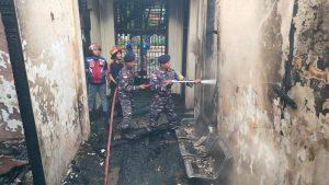 Pos TNI AL Tanjung Datuk Bantu Upaya Pemadaman Kebakaran di RSUD Puri Husada Tembilahan