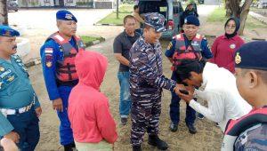 Lanal Bintan Selamatkan Dua Orang Nelayan Yang Hilang Kontak Saat Mencari Ikan di Perairan Lagoi Bintan