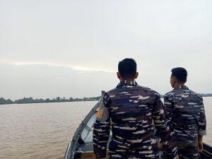 POS TNI AL Tanjung Datuk Ikut Serta Dalam SAR Orang Tenggelam di Perairan Tembilahan