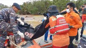 Pos TNI AL Tanjung Datuk Bersama Tim SAR Berhasil Menemukan Jenazah Korban Tenggelam di Perairan Tembilahan Kabupaten Indragiri Hilir Riau