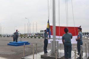 Aspotmar Danlantamal I Pimpin Upacara Bendera di Mako Lantamal I