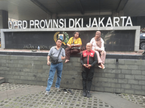 Ketua Forkam Aksi Cukur Rambut Di Depan Gedung DPRD Provinsi DKI Jakarta