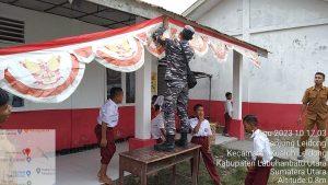 Babinpotmar Lanal TBA Bagikan Bendera Merah Putih Kepada Elemen Masyarakat  Pesisir