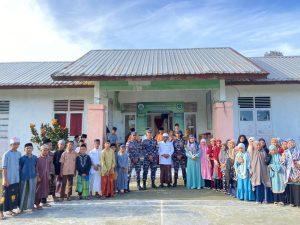 Gerakan Jumat Berkah, Lanal Simeulue Bagikan Kebahagiaan di Pondok Pesantren Kabupaten Simeulue