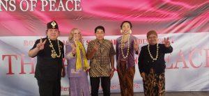 Independence Day Peace Tour VOPI dari Lauching Buku Terbesar Didunia juga Berkegiatan Bersama 5000 Anak