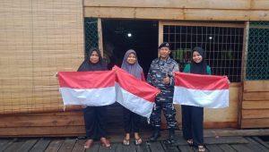 Sambut HUT RI Ke-78, Pos TNI AL Jajaran Lanal Dumai Laksanakan Gerakan Pembagian Bendera Merah Putih