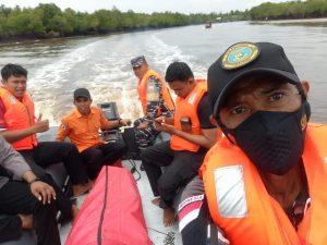 Babinpotmar Bantan Posal Muntai Bersama Tim SAR Evakuasi Jenazah Orang Tenggelam di Laut