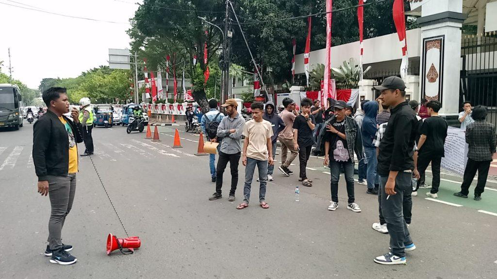 Unjuk Rasa Calon PJ Bupati Konawe Di Kantor KEMENDAGRI RI Nyaris Bentrok.