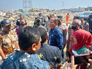 Tumpukan Sampah di pinggir Kali Jalan Banjir Kanal Timur Marunda Cilincing Jakarta Utara