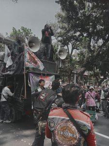 Tagih janji pak Jokowi Ratusan pengemudi ojek online (ojol) berunjuk rasa di kawasan Patung Kuda,Jalan Medan Merdeka Barat , jakarta Pusat