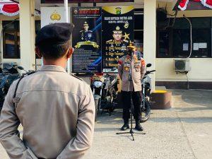 Syahroni SH.M memimpin Apel Pelepasan untuk Personil yang akan Melaksanakan Mutasi
