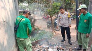 Bhabinkamtibmas Kel. Jatisari Polsek Jatiasih Patroli Dialogis Penanganan Polusi, Himbauan Warga Tidak Bakar Sampah dan Buang Sampah ditempat TPA