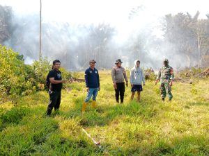Areal pohon sagu terbakar, perusahaan PT. OSS mendatangkan dua mobil pemadam kebakaran.