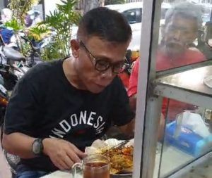 Masinton Pasaribu Ajak Warga Makan Bersama di Jakarta Pusat